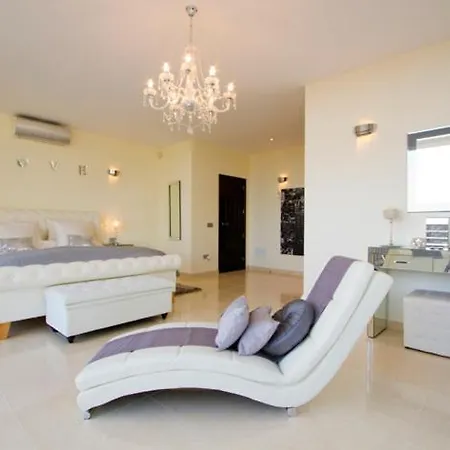 Casa Taburiente - 4 Bedroom Luxury - Well Furnished Interior - Perfect For Families Puerto del Carmen (Lanzarote)